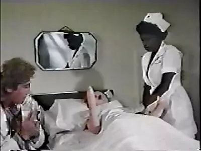 丰满的入店行窃者艾米丽与保安人员发生性关系