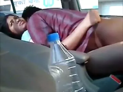 可疑的有吸引力的欧洲小妞在户外性交