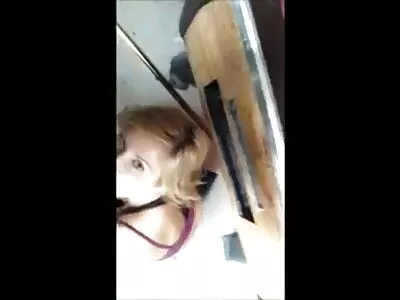 由跳动的公鸡主导的丰满金发美女