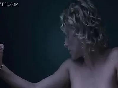 温柔的宝贝 Herda Wisky 让她娇小的身体摇晃