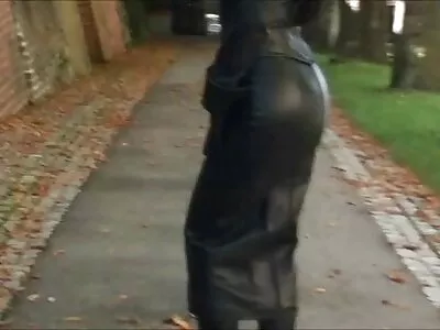 冲浪者金发少女被一个挂着的老家伙引诱