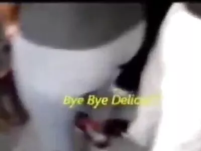 丰满的青少年乱搞一个想要吃她奶的令人毛骨悚然的老家伙